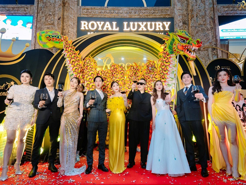 a-hau-huyen-my-rang-ro-du-khai-truong-vien-tham-my-quoc-te-royal