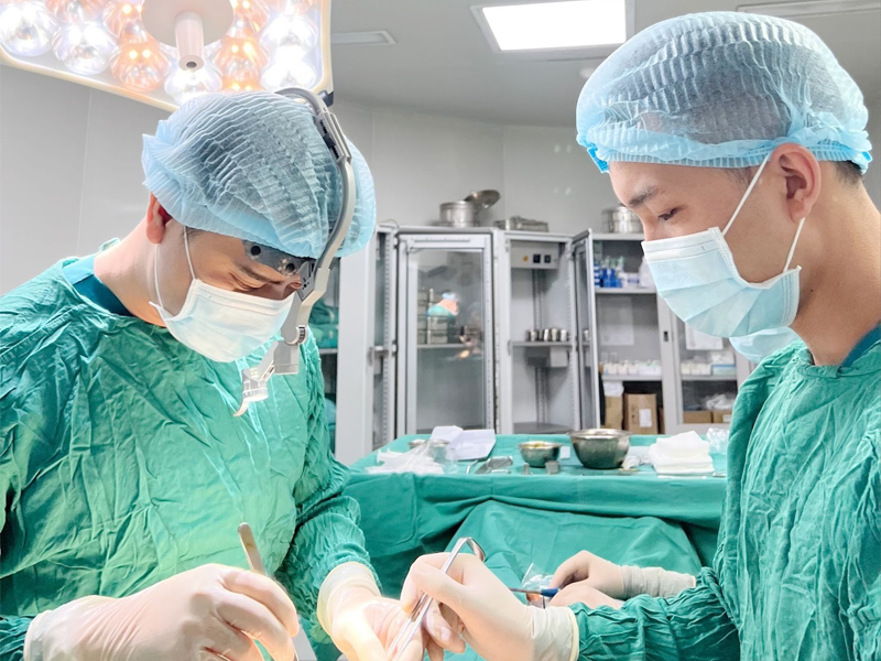 bac-si-chia-se-luu-y-khi-cung-luc-phau-thuat-tao-hinh-thanh-bung-nang-nguc