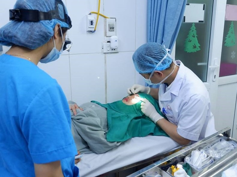 cat-mi-tai-spa-co-gai-ha-noi-23-tuoi-mu-1-mat-ben-con-lai-rat-mo