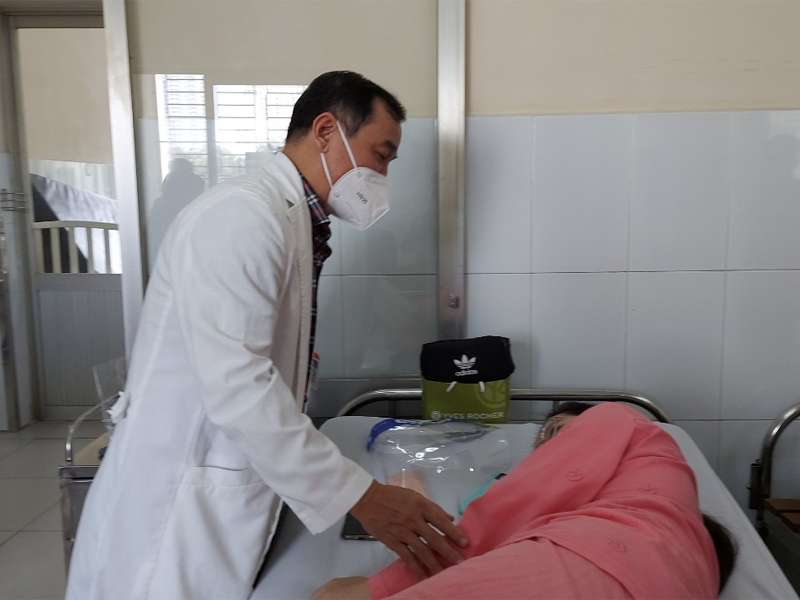 co-gai-tre-o-tp-hcm-thung-bung-vi-thuoc-tan-mo-bung