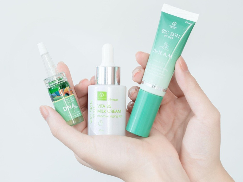 duong-da-chuyen-sau-voi-bo-san-pham-trang-da-mo-nam-ric-skin-kohinoor