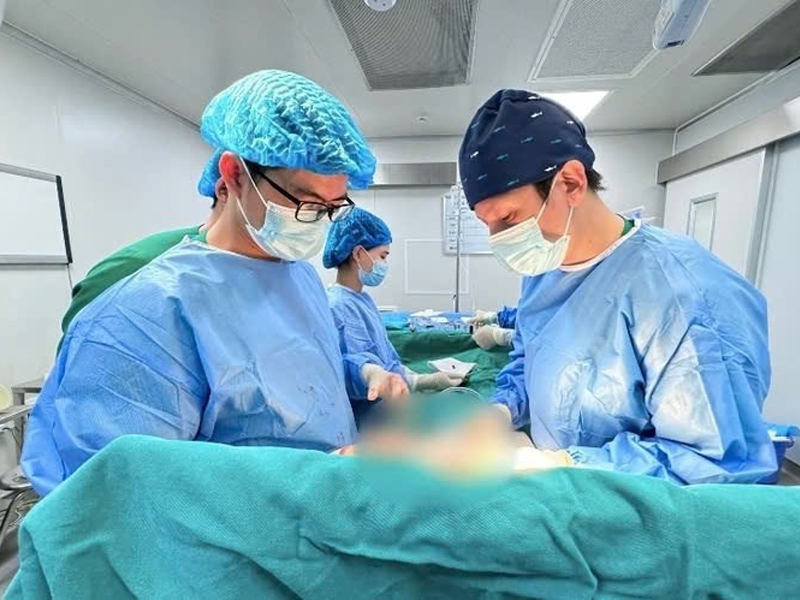 tu-tiem-tan-mo-cho-nhau-chu-spa-nhap-vien-cap-cuu