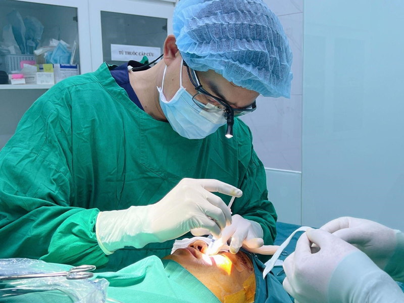 vi-bac-si-chua-lanh-nhung-ca-phau-thuat-mui-hong